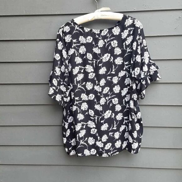 Premise Woman Black White Floral V Neck Blouse Bell Sleeves size 1X - Picture 4 of 11